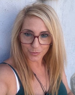 Alicia Sánchez mira